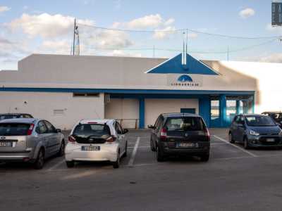 Camminiamo per altri 150 metri fino ad arrivare sulla costa, l� dove impera un�istituzione del rione: il lido Adria, presente qui dal 1946 con la sua insegna bianca e blu e il lungo muro perimetrale